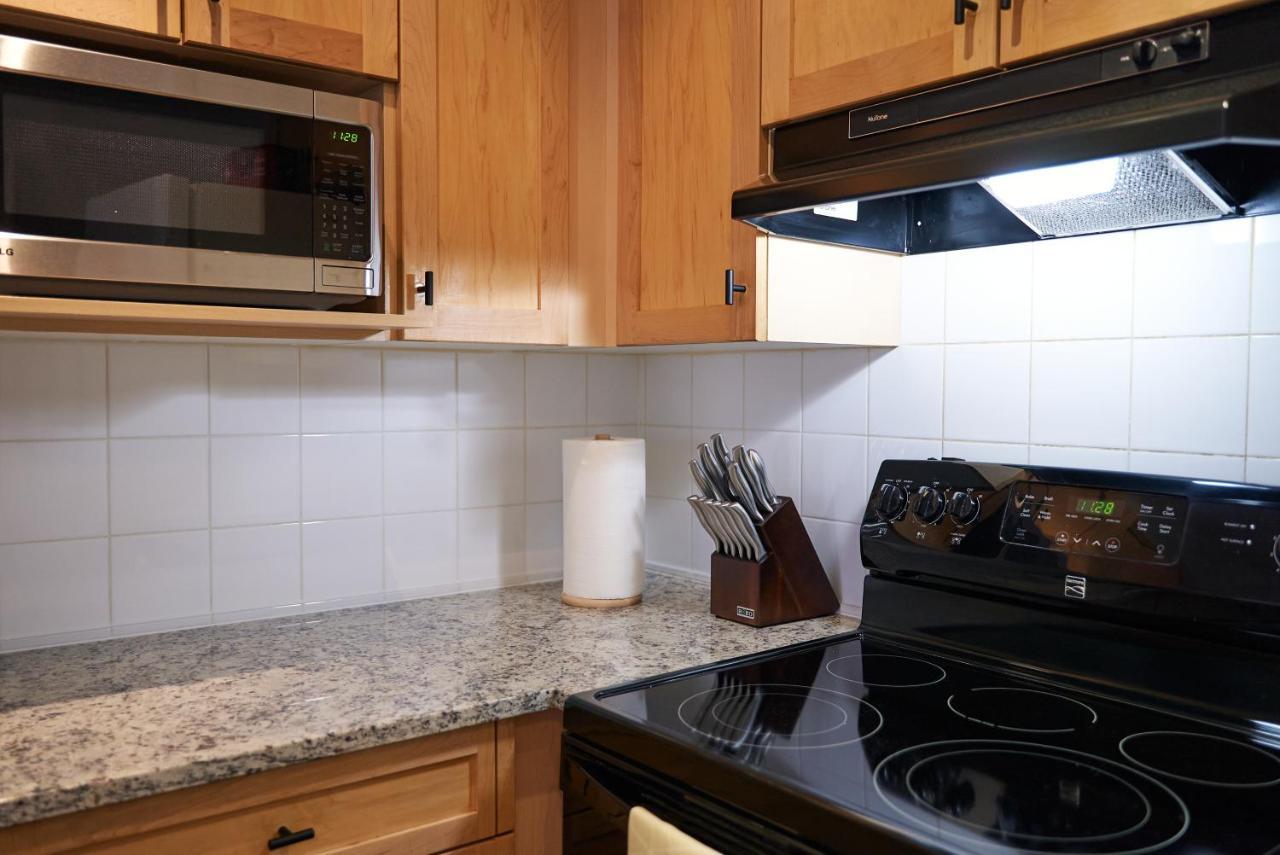 Mtn View Escape With King Size Bed With Outdoor Pool - Banff Pass Included! Apartment Canmore Exterior photo