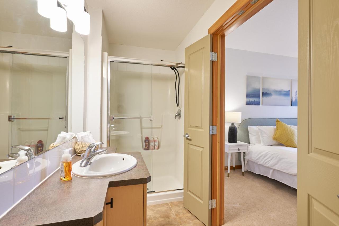 Mtn View Escape With King Size Bed With Outdoor Pool - Banff Pass Included! Apartment Canmore Exterior photo