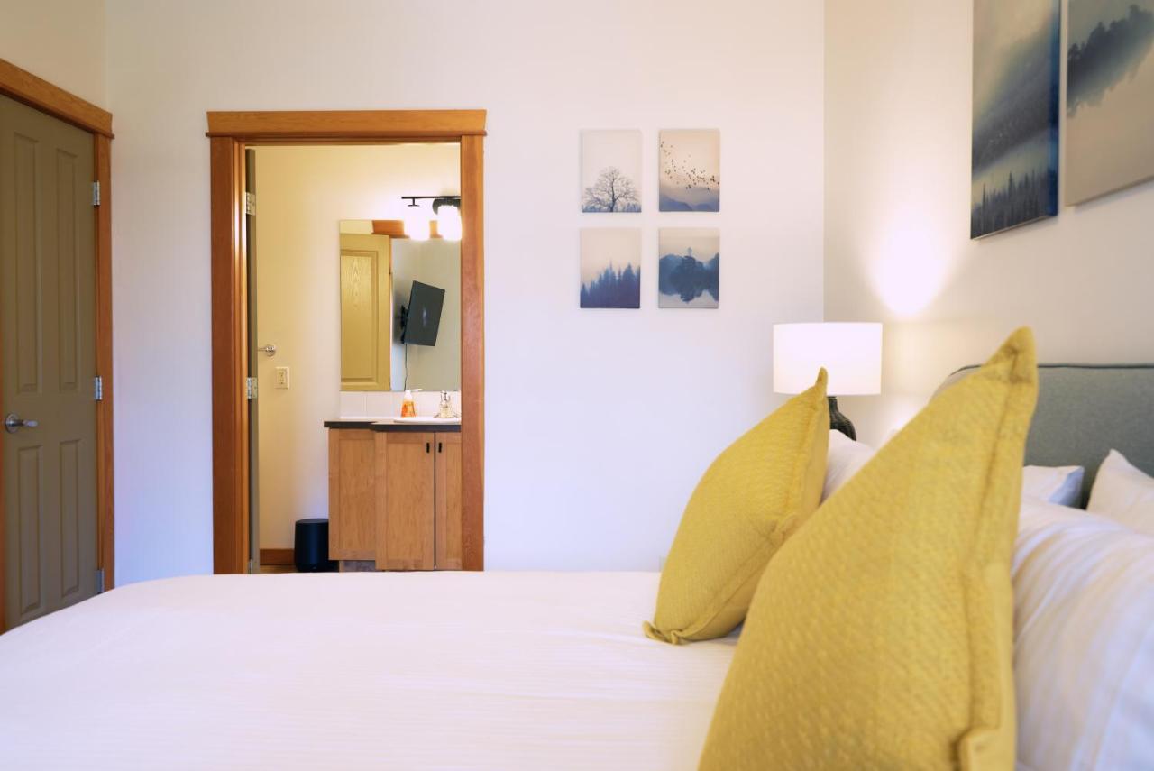 Mtn View Escape With King Size Bed With Outdoor Pool - Banff Pass Included! Apartment Canmore Exterior photo